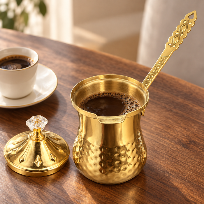 Goldfarbenes Edelstahl Kaffeekännchen mit langem verziertem Griff