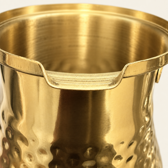 Detailaufnahme verzierter Griff Gold Kaffeekännchen Edelstahl