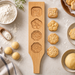 Mooncake Form aus Holz bei der Anwendung mit Teig