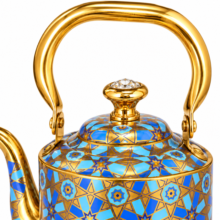 Blau goldener Edelstahl Wasserkessel mit Deckel auf weißem Hintergrund