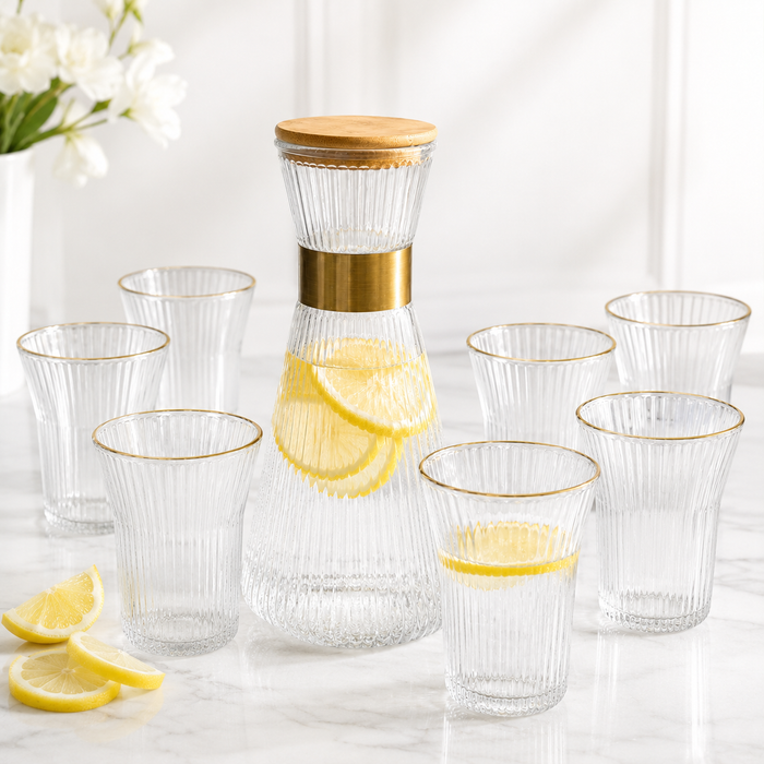 Delta Vaisselle Wasserkaraffe mit Gläsern auf gedecktem Tisch
