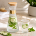 Geriffelte Glasstruktur und goldfarbene Details des Wassersets