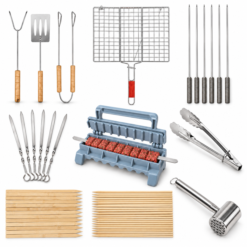 Grillzubehör-Set mit Kebabpresse, Grillkorb, Grillbesteck, Metall- und Holzspießen, Grillzange und Fleischklopfer auf weißem Hintergrund.